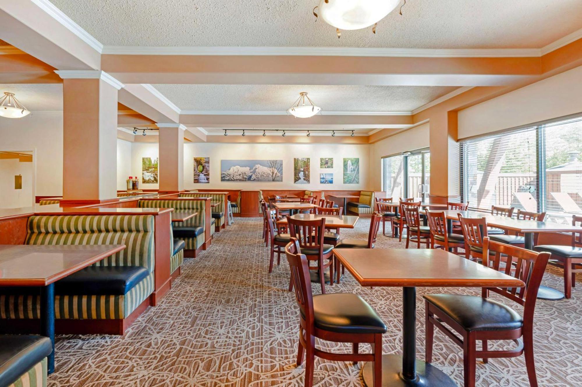 Best Western Plus Barclay Hotel Port Alberni Exterior photo