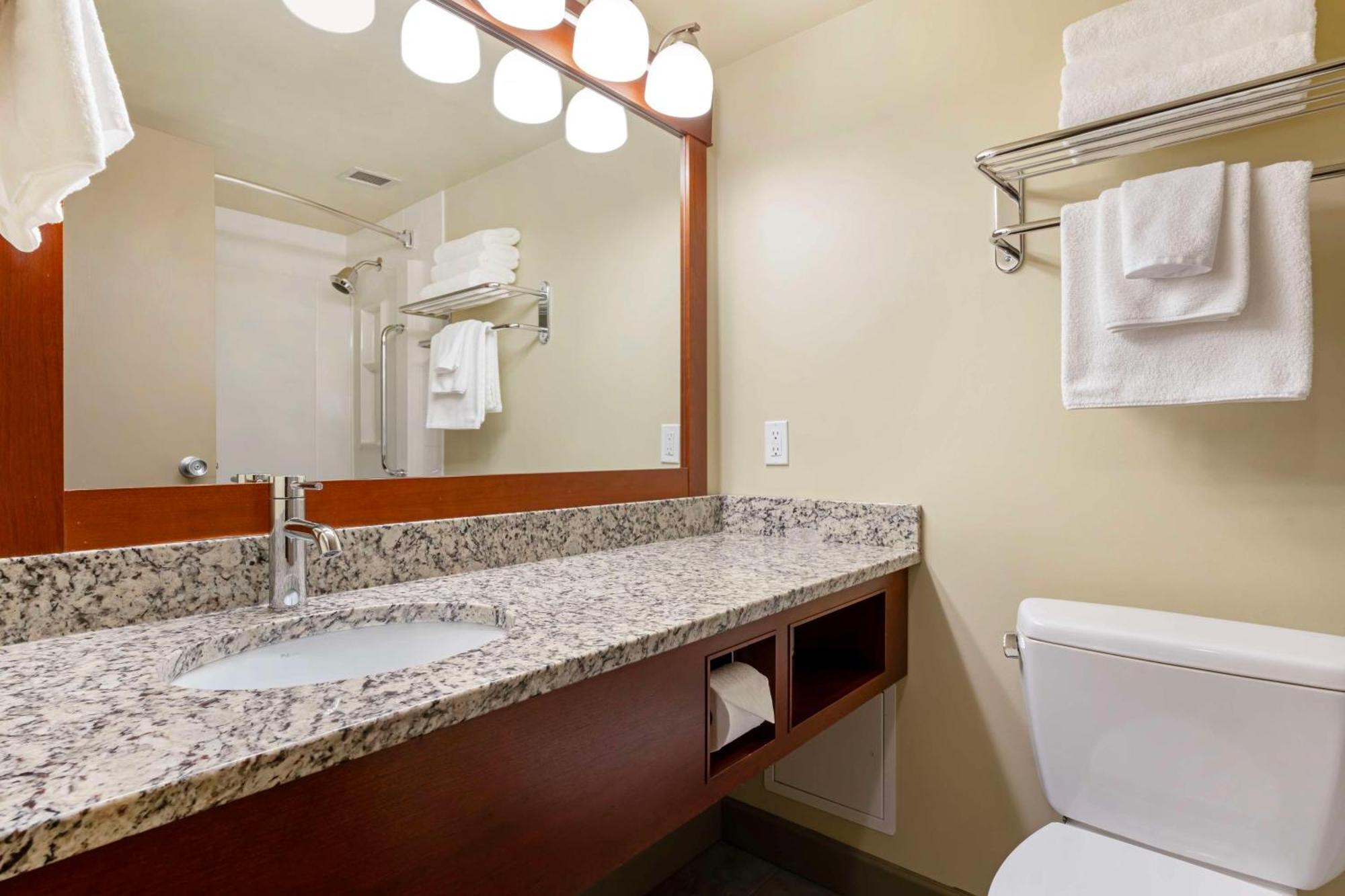 Best Western Plus Barclay Hotel Port Alberni Exterior photo